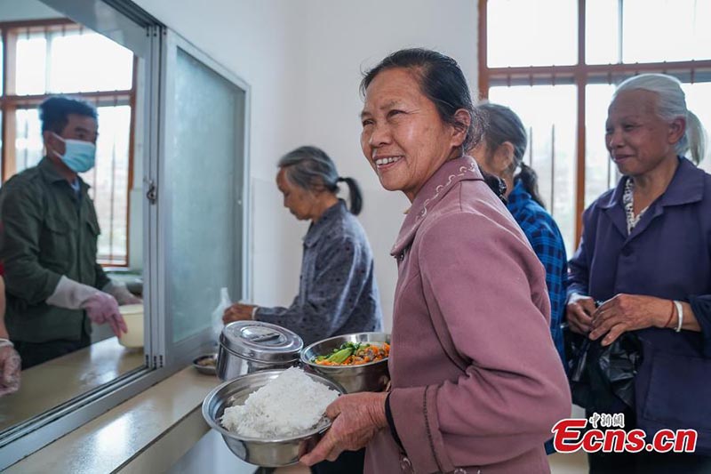 Dans le Guangxi, des personnes agées peuvent déjeuner gratuitement à la cantine du village