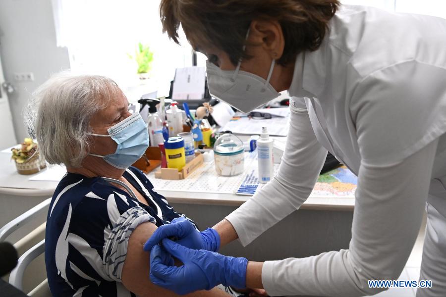 La Hongrie commence à administrer des vaccins chinois alors que menace une troisième vague de pandémie