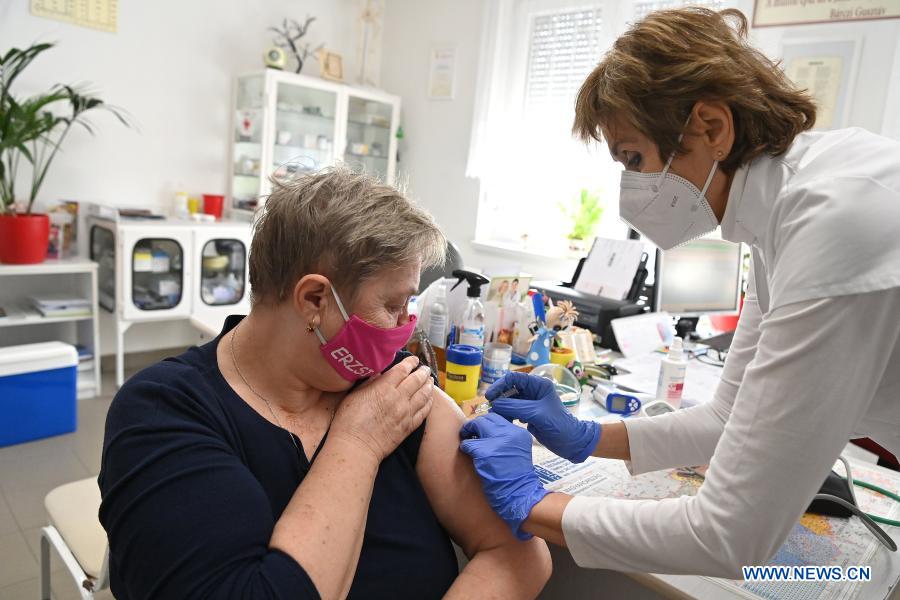 La Hongrie commence à administrer des vaccins chinois alors que menace une troisième vague de pandémie