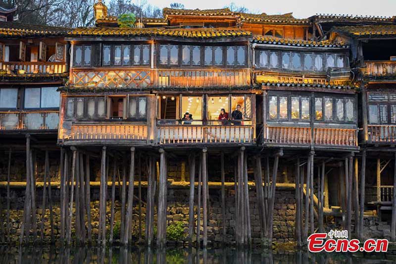 Zoom avant sur la belle ville de Fenghuang