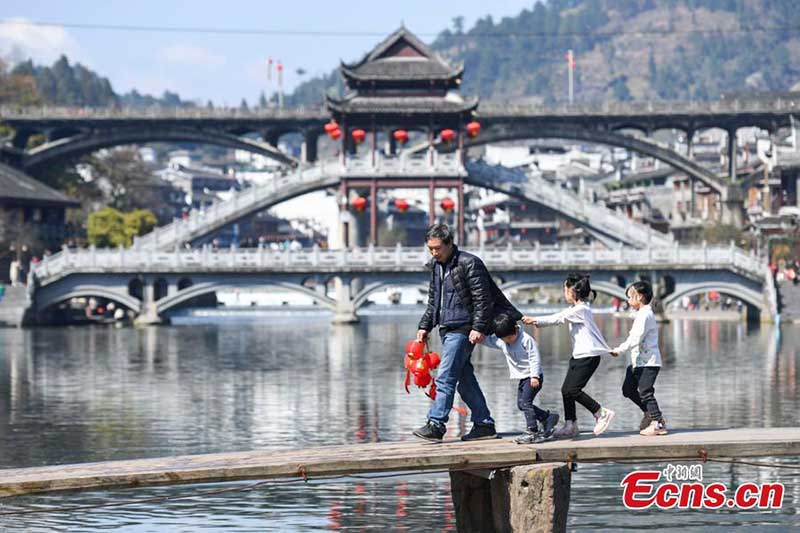 Zoom avant sur la belle ville de Fenghuang