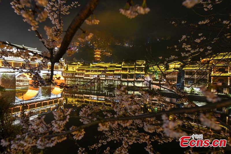 Zoom avant sur la belle ville de Fenghuang