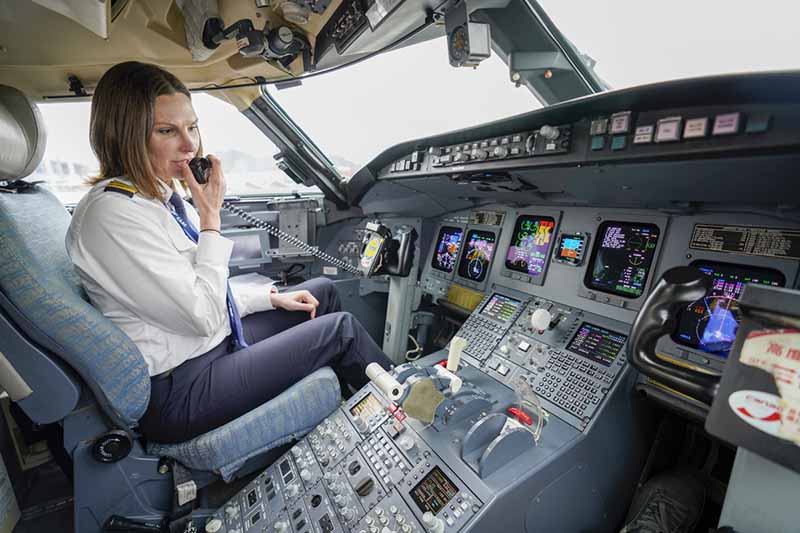 La première pilote femme étrangère d'une compagnie aérienne chinoise vole haut