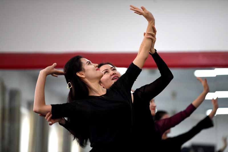 Une danseuse fait la promotion de la danse traditionnelle au Xinjiang