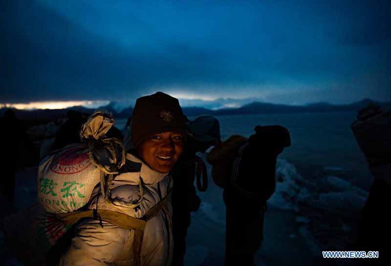 La migration annuelle des moutons du village de Dowa, au Tibet