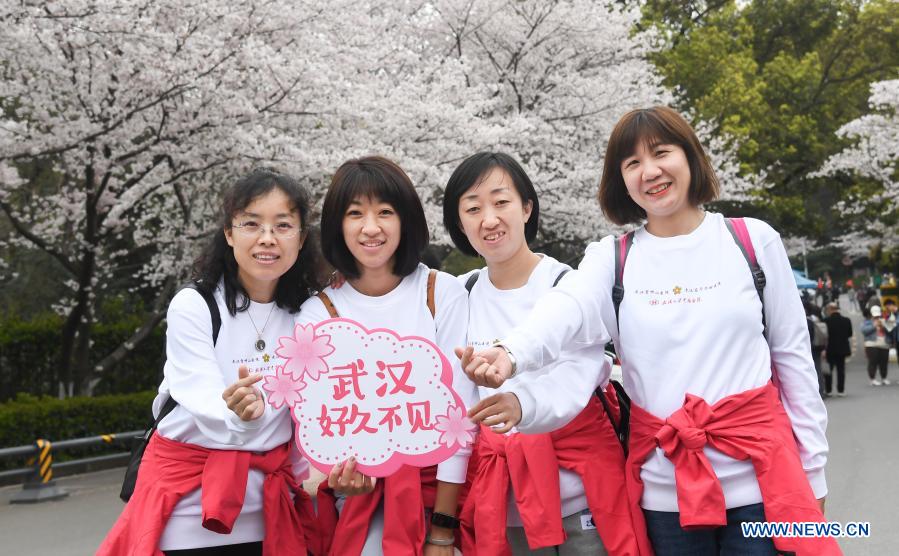 Wuhan invite les travailleurs médicaux du pays à profiter de la saison des cerisiers en fleurs