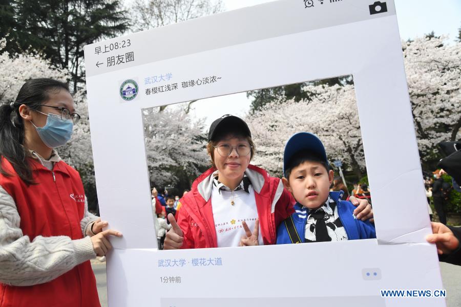 Wuhan invite les travailleurs médicaux du pays à profiter de la saison des cerisiers en fleurs