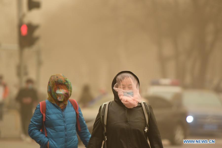 Chine : une tempête de sable soufflant de la Mongolie intérieure enveloppe Beijing