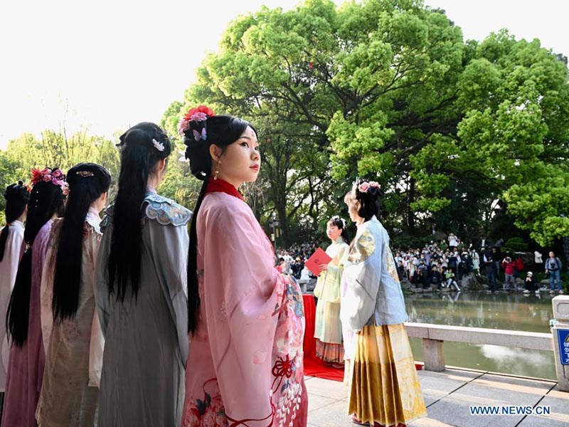 Des gens en costume traditionnel célèbrent la fête Huazhao dans la province du Fujian