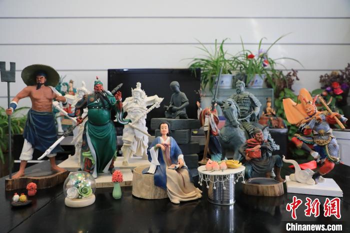 Un jeune homme post-80 perpétue le patrimoine culturel immatériel de ? l'art des figurines de pate ? 