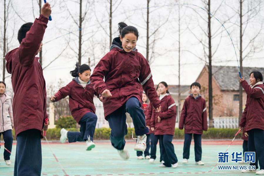 Des enfants font de la corde à sauter artistique à Suining, dans le Jiangsu