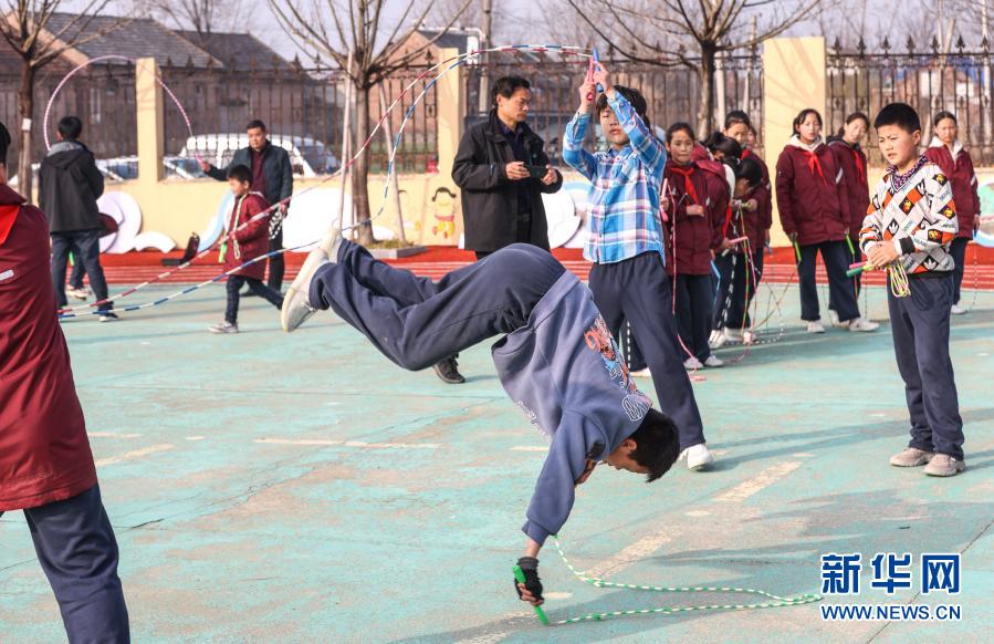 Des enfants font de la corde à sauter artistique à Suining, dans le Jiangsu