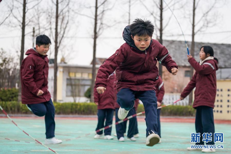 Des enfants font de la corde à sauter artistique à Suining, dans le Jiangsu