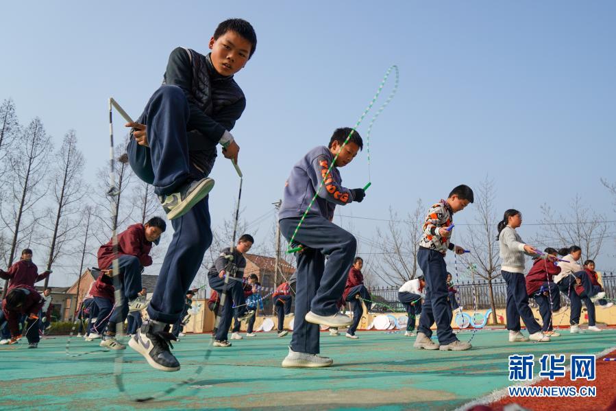 Des enfants font de la corde à sauter artistique à Suining, dans le Jiangsu