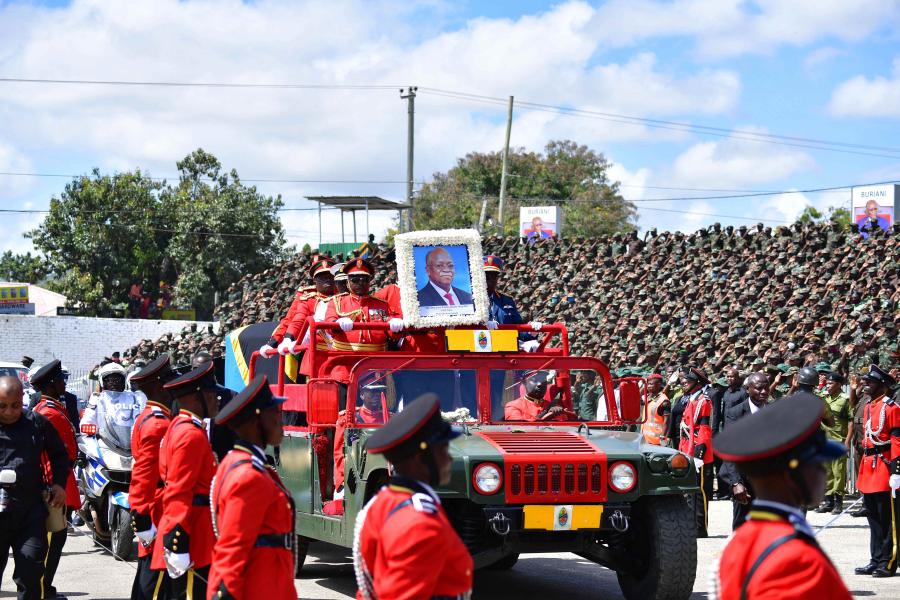 Des dirigeants africains rendent un dernier hommage à l'ancien président tanzanien John Magufuli 