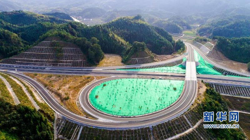 La longueur des autoroutes en Chine a atteint 150 000 kilomètres, et on peut y admirer de beaux paysages tout au long.