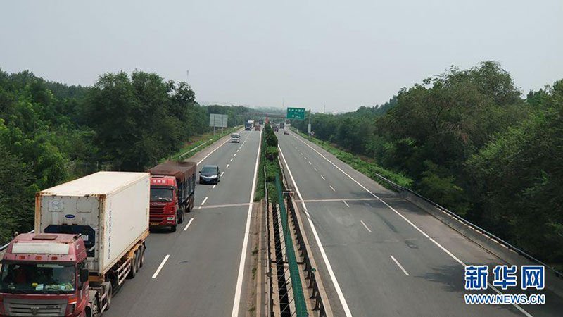 La longueur des autoroutes en Chine a atteint 150 000 kilomètres, et on peut y admirer de beaux paysages tout au long.