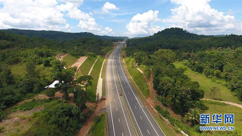 La longueur des autoroutes en Chine a atteint 150 000 kilomètres, et on peut y admirer de beaux paysages tout au long.