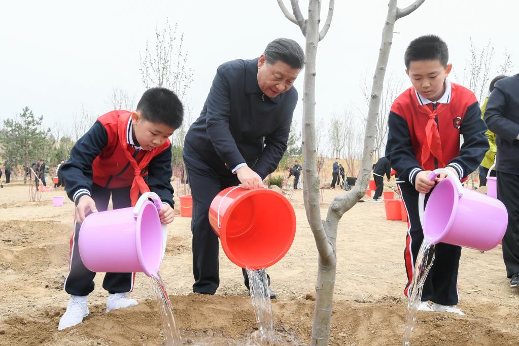 Xi Jinping souligne l'harmonie entre l'homme et la nature lors d'une activité de plantation d'arbres