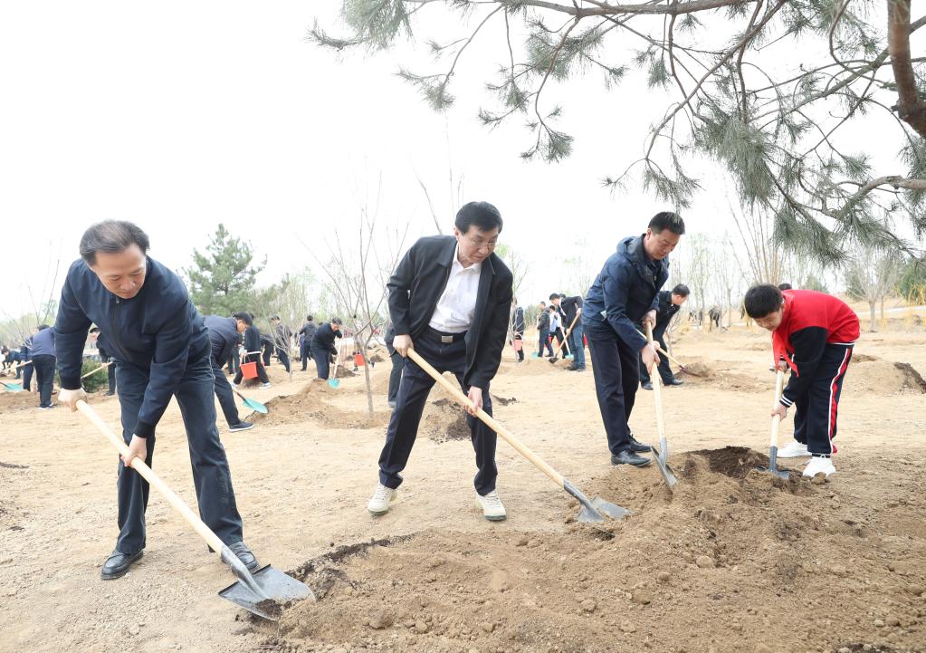 Xi Jinping souligne l'harmonie entre l'homme et la nature lors d'une activité de plantation d'arbres