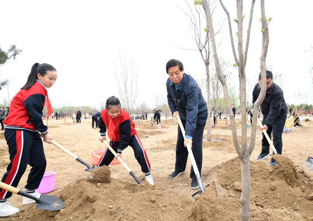 Xi Jinping souligne l'harmonie entre l'homme et la nature lors d'une activité de plantation d'arbres