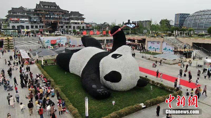 Un ? panda géant prenant un selfie ? de 130 tonnes dévoilé dans le sud-ouest de la Chine