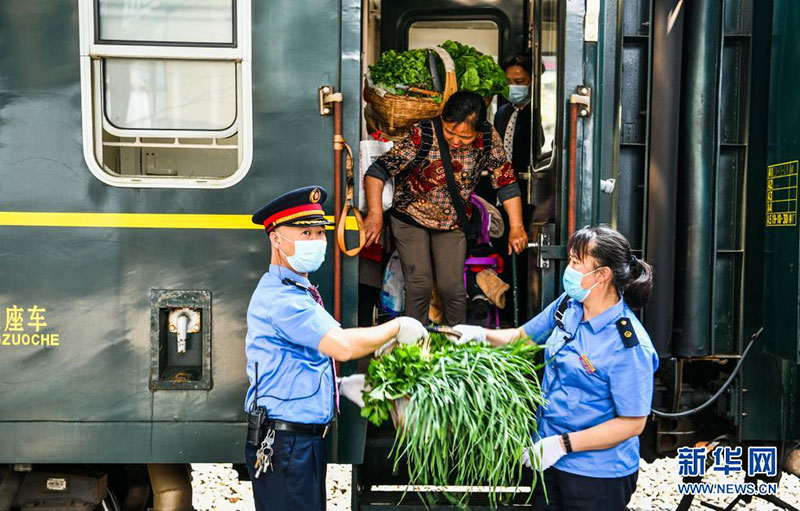 Vers le printemps : le ? train-bus ? traverse les monts Wumeng, dans le Guizhou