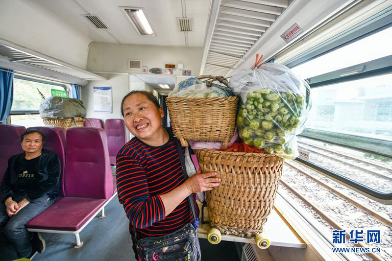 Vers le printemps : le ? train-bus ? traverse les monts Wumeng, dans le Guizhou