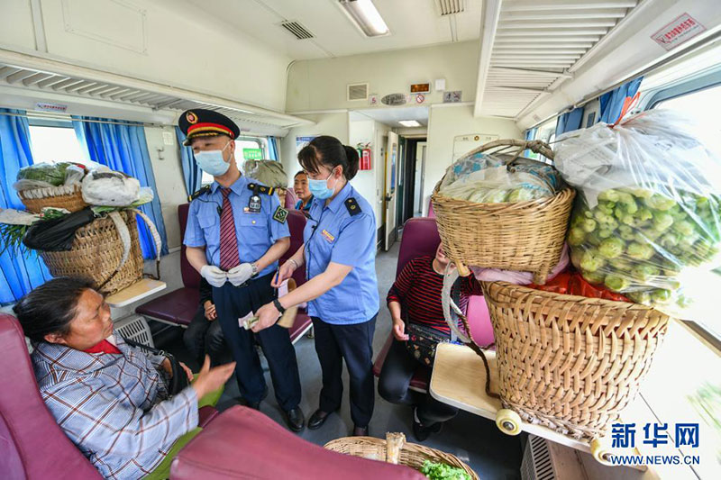 Vers le printemps : le ? train-bus ? traverse les monts Wumeng, dans le Guizhou