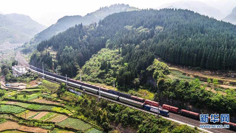 Vers le printemps : le ? train-bus ? traverse les monts Wumeng, dans le Guizhou