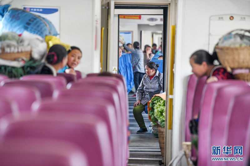 Vers le printemps : le ? train-bus ? traverse les monts Wumeng, dans le Guizhou