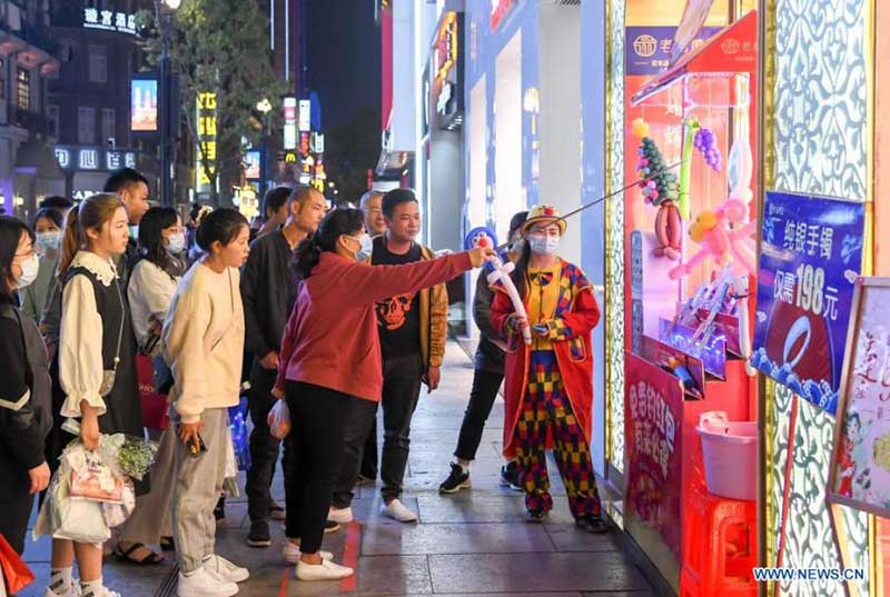 En image : la vie nocturne à Wuhan