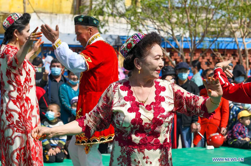 Xinjiang : floraison de poiriers à Korla