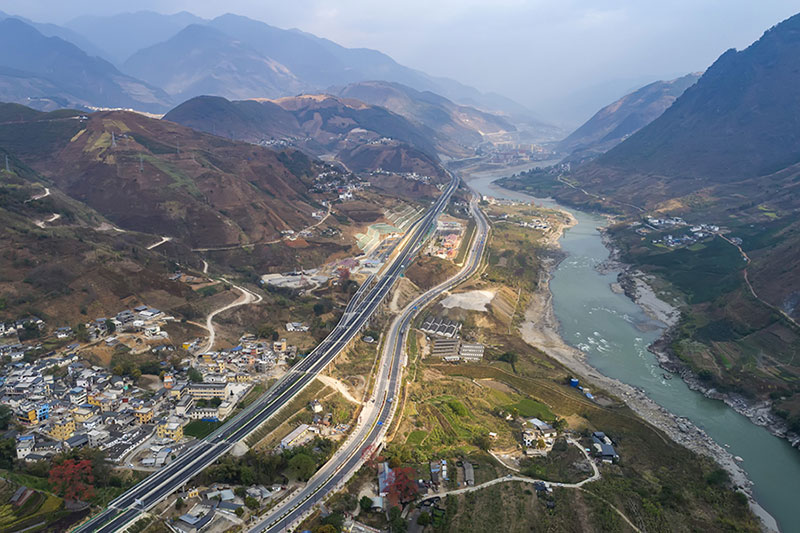 Les autoroutes conduisent la Chine vers un avenir prospère