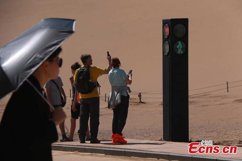 Un feu de circulation pour les chameaux mis en service dans le Gansu