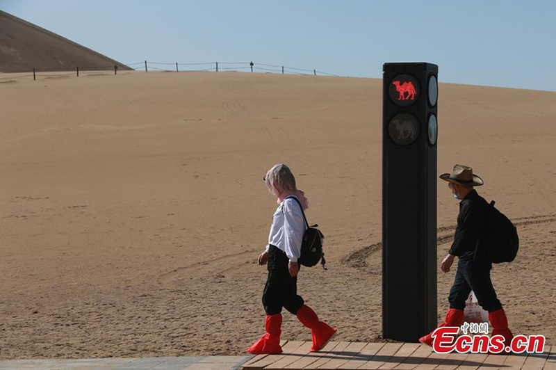 Un feu de circulation pour les chameaux mis en service dans le Gansu