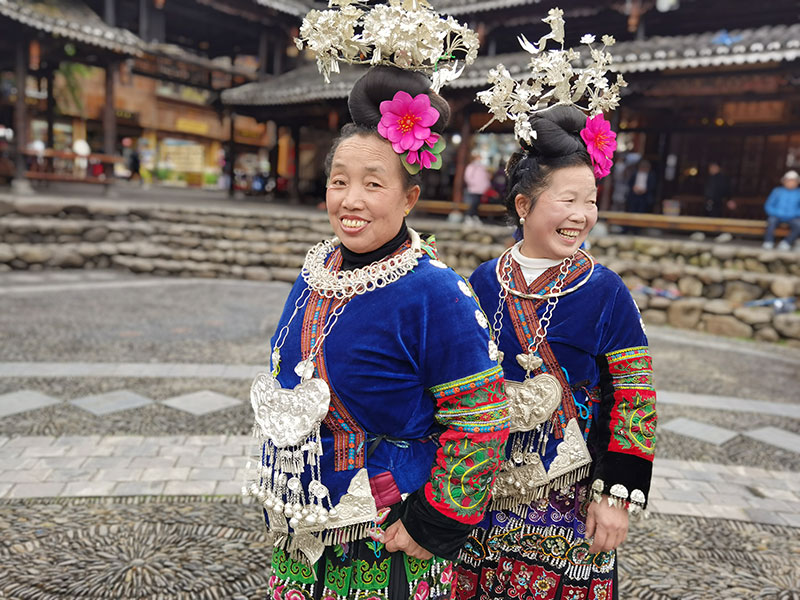 Les costumes riches et colorés des Miao