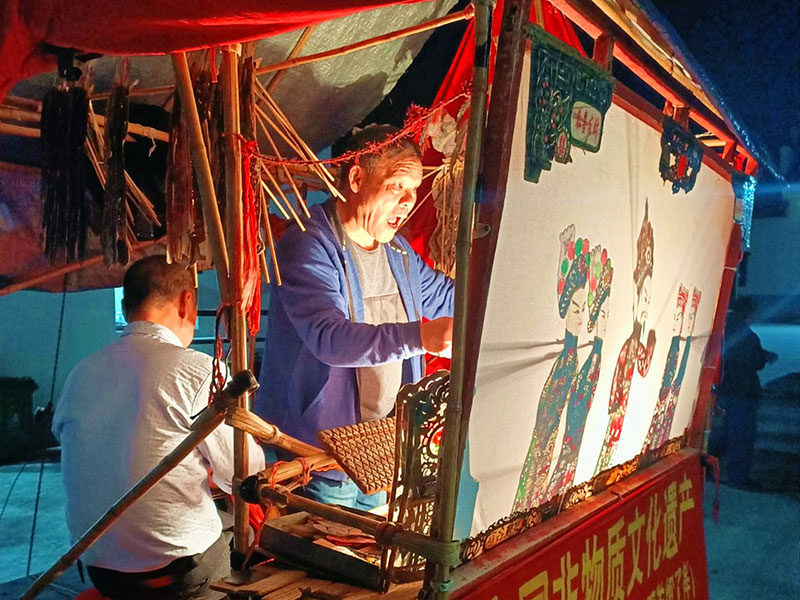 Un artiste du Hunan vit pour le théatre d'ombres chinoises