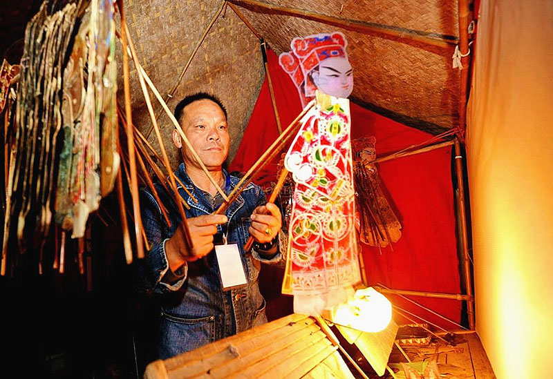 Un artiste du Hunan vit pour le théatre d'ombres chinoises