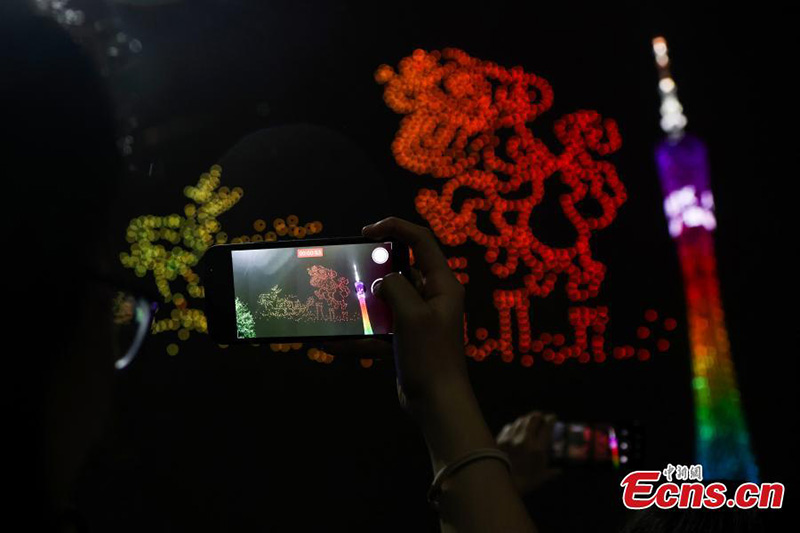 Des drones présentent un spectacle de lumière éblouissant près de Guangzhou