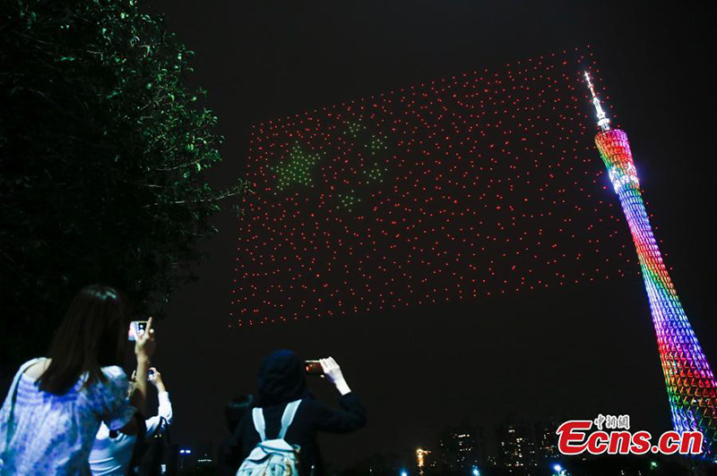 Des drones présentent un spectacle de lumière éblouissant près de Guangzhou