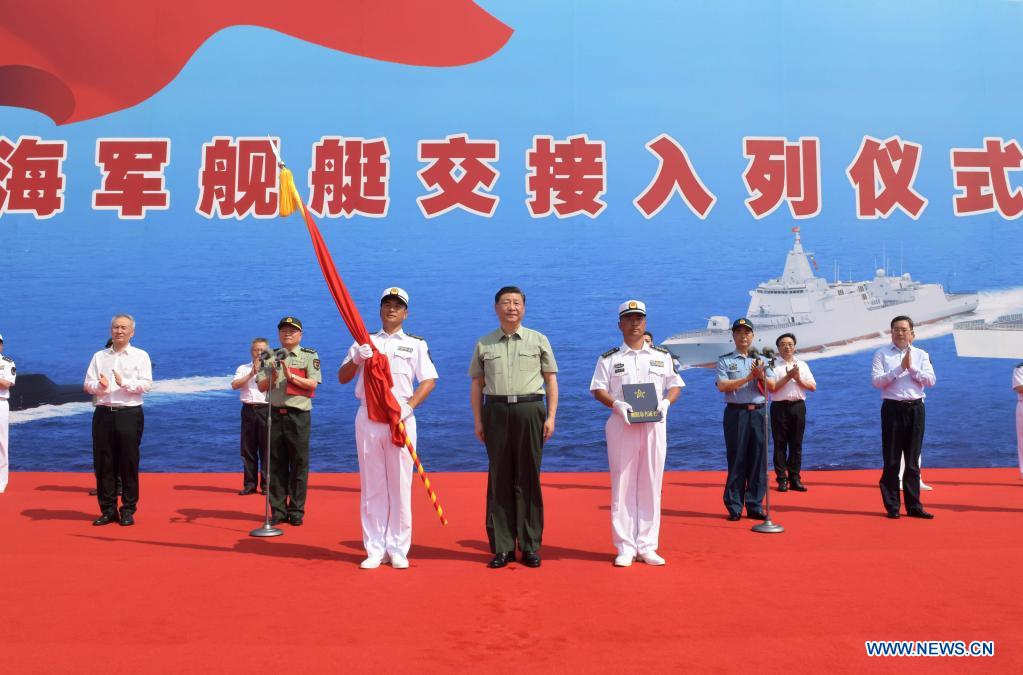 Xi Jinping assiste à une cérémonie de mise en service de navires militaires chinois