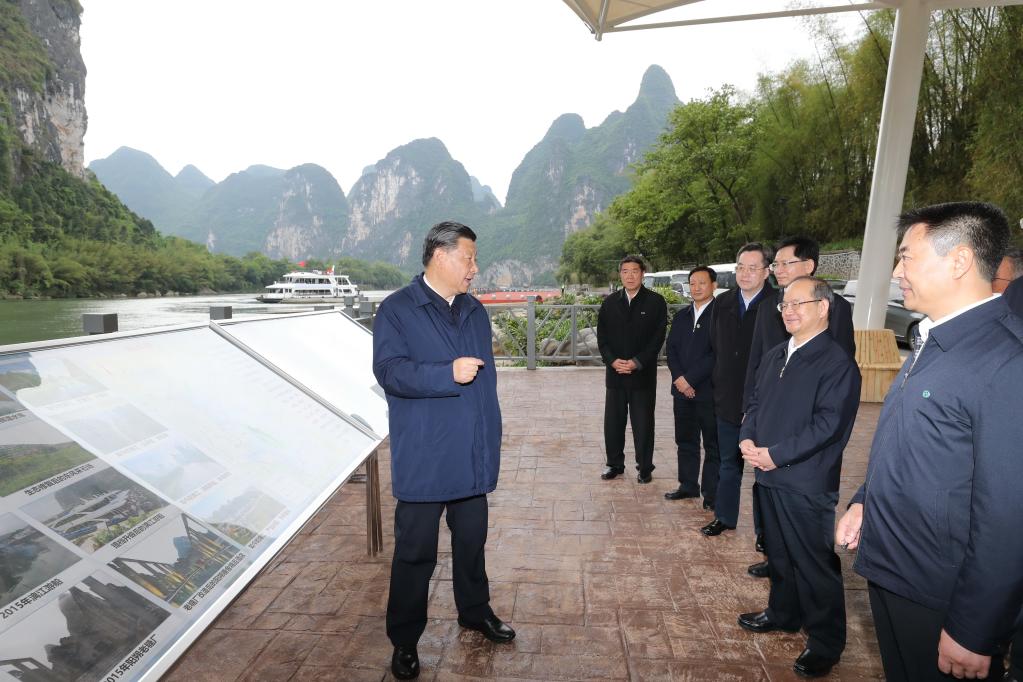 Xi Jinping inspecte la région autonome Zhuang du Guangxi