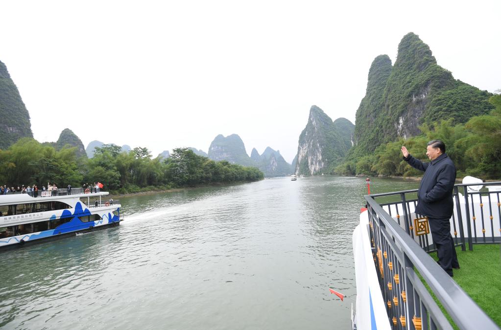 Xi Jinping inspecte la région autonome Zhuang du Guangxi