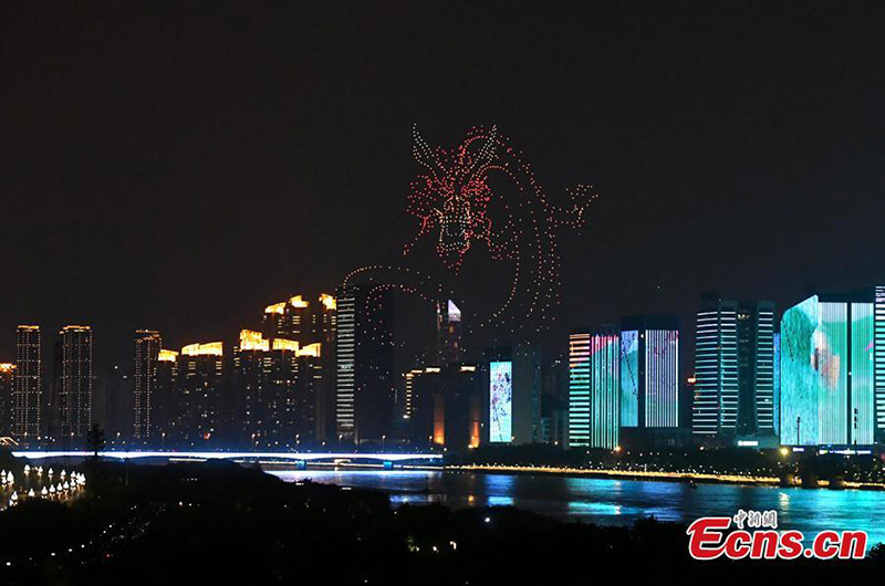 Un spectacle de drones organisé à Fuzhou pour saluer le 4e Sommet de la Chine numérique