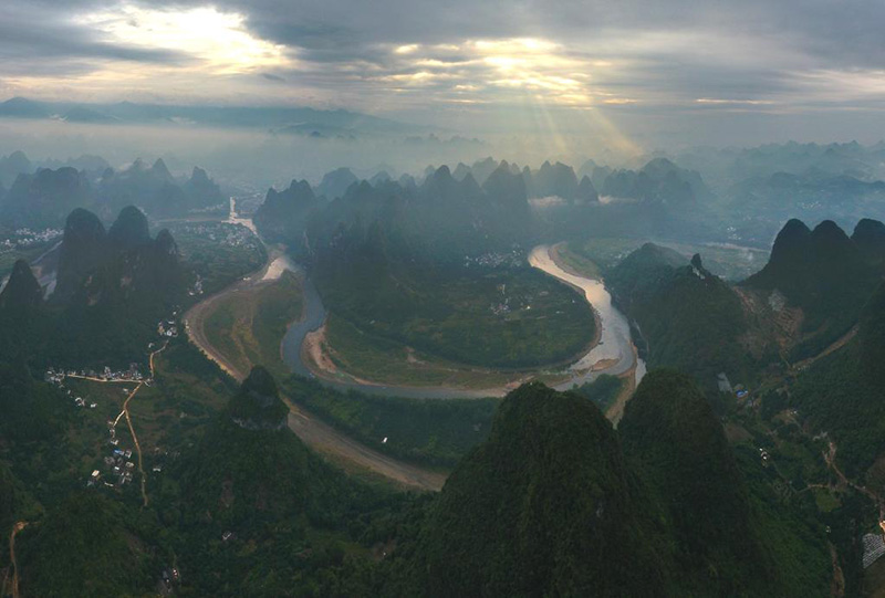 Focus sur la Chine : une rivière pittoresque reflète les progrès écologiques du pays