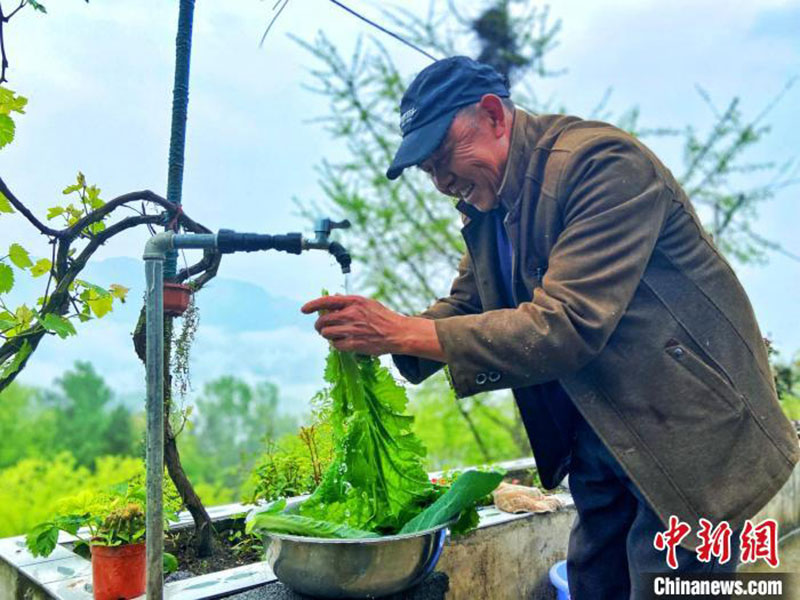 Une canalisation aérienne permet aux villages de montagne d'accéder à l'eau potable