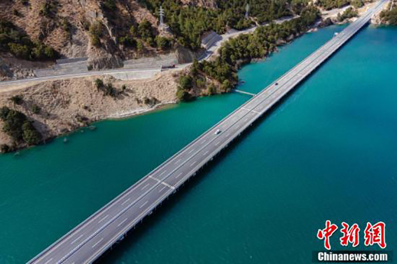 Découvrons la belle autoroute de haut niveau au Tibet