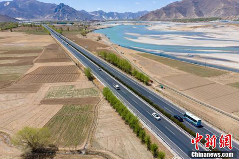 Découvrons la belle autoroute de haut niveau au Tibet