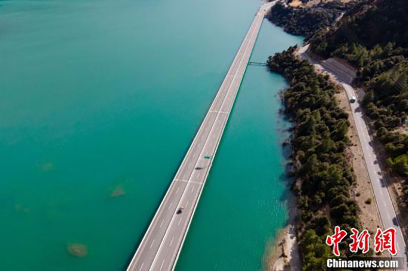 Découvrons la belle autoroute de haut niveau au Tibet